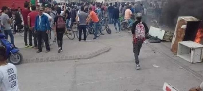 Τυνησία: Νέες συγκρούσεις για τρίτη συνεχόμενη νύχτα μεταξύ διαδηλωτών και αστυνομικών